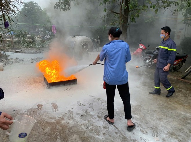 Huấn luyện hướng dẫn kỹ năng sử dụng phương tiện bình chữa cháy xách tay