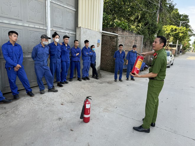 Cán bộ Cảnh sát PCCC Công an huyện Thạch Thất hướng dẫn kỹ năng sử dụng bình cứu hỏa