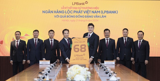 Ông Lê Minh Tâm – Phó Chủ tịch thường trực HĐQT LPBank trao tặng áo lưu niệm cho Quả bóng đồng 2023 Đặng Văn Lâm - Đại sứ thương hiệu của Ngân hàng Lộc Phát Việt Nam