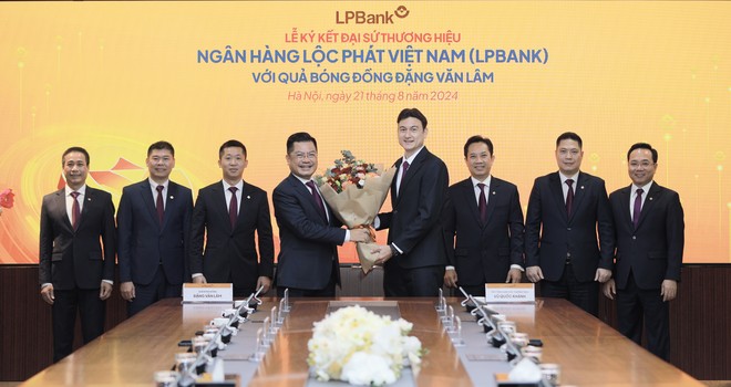 Ông Bùi Thái Hà – Phó Chủ tịch HĐQT LPBank tặng hoa cho Quả bóng đồng 2023 Đặng Văn Lâm