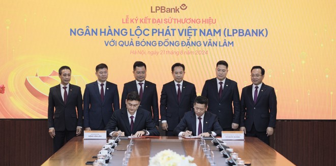 Ông Vũ Quốc Khánh – Phó Tổng Giám đốc thường trực LPBank và thủ môn Đặng Văn Lâm ký kết hợp đồng Đại sứ thương hiệu dưới sự chứng kiến của Ban lãnh đạo Ngân hàng Lộc Phát Việt Nam