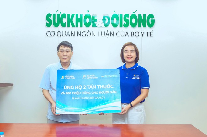 Đại diện FPT Long Châu trao ủng hộ 500 triệu đồng cùng 2 tấn thuốc cho đại diện báo Sức khoẻ &amp; Đời sống