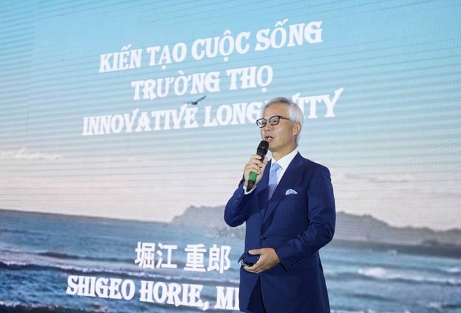 Giáo sư Shigeo Horie chia sẻ tại buổi toạ đàm