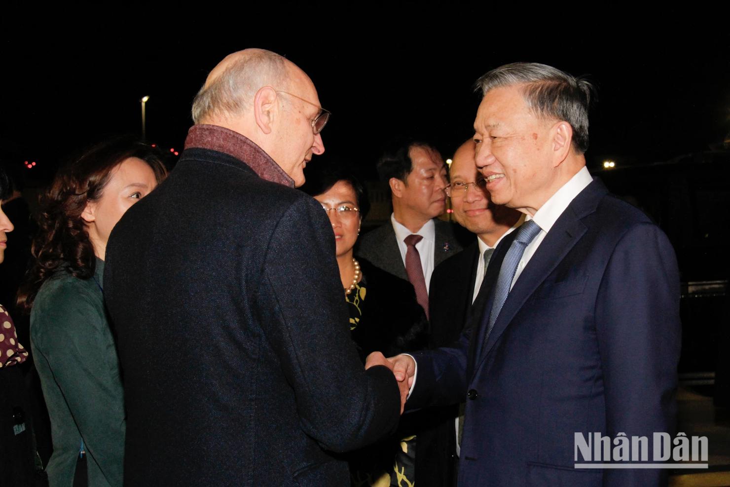 Bộ trưởng Tư pháp, Chưởng ấn Didier Migaud đón Tổng Bí thư, Chủ tịch nước Tô Lâm sân bay Orly. Ảnh: Khải Hoàn