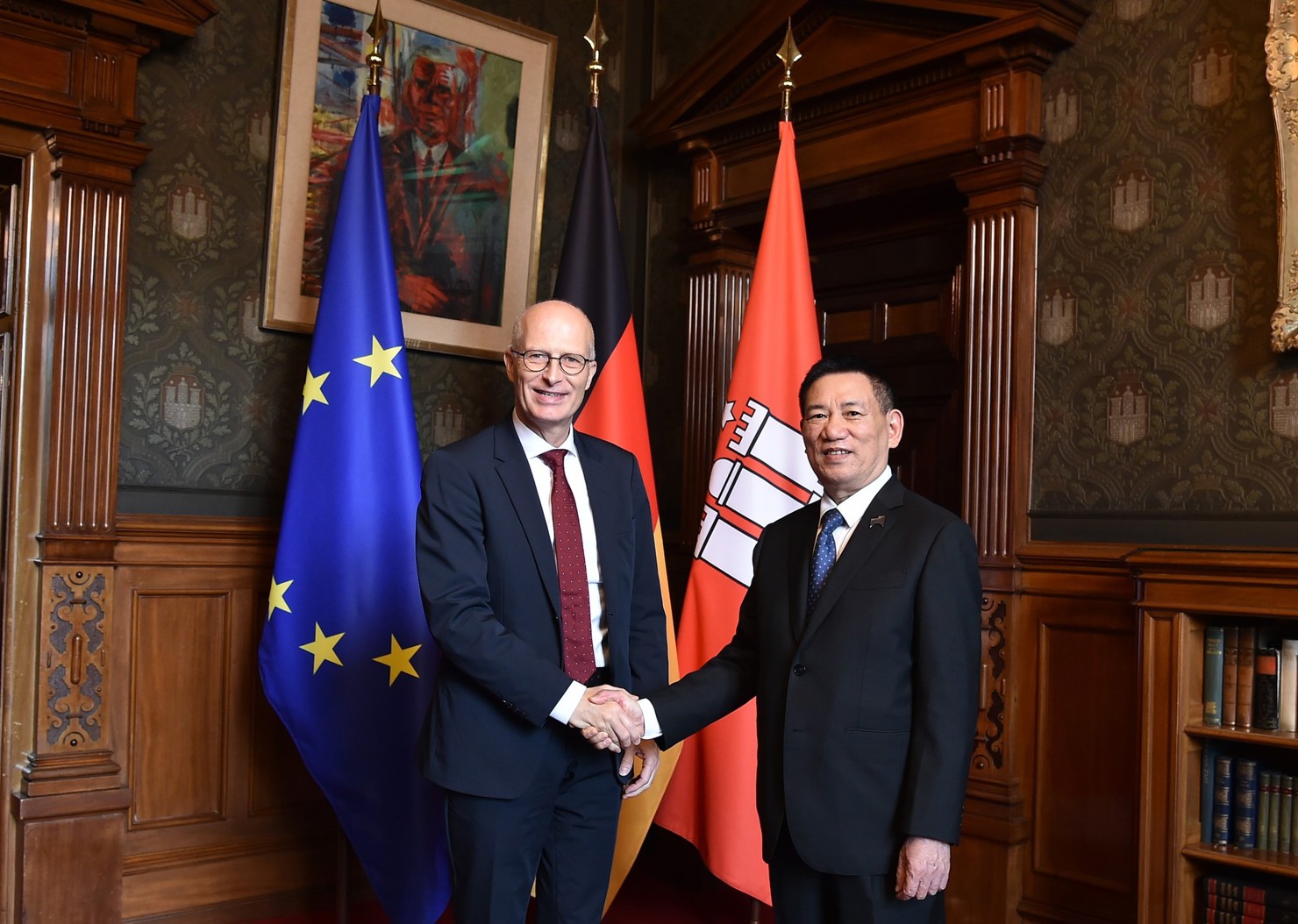 Phó Thủ tướng Chính phủ Hồ Đức Phớc và Thị trưởng thứ nhất Thành phố cảng Hamburg, Peter Tschenscher. Ảnh VGP/Trần Mạnh