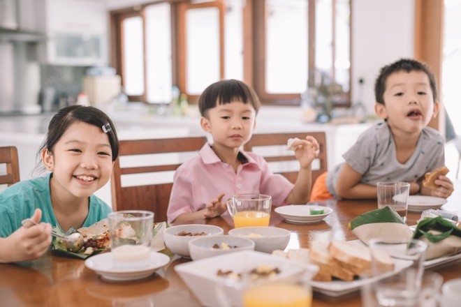 Một bữa sáng kèm sữa sẽ giúp trẻ cải thiện chất lượng tổng thể của chế độ ăn trong ngày và tăng cường lượng hấp thu nhiều chất dinh dưỡng quan trọng