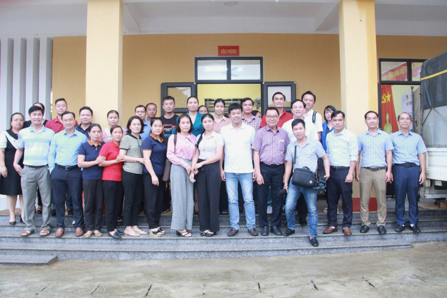 Đoàn chụp hình lưu niệm cùng ngành Giáo dục huyện Trấn Yên (Yên Bái). baoyen-2704.jpg