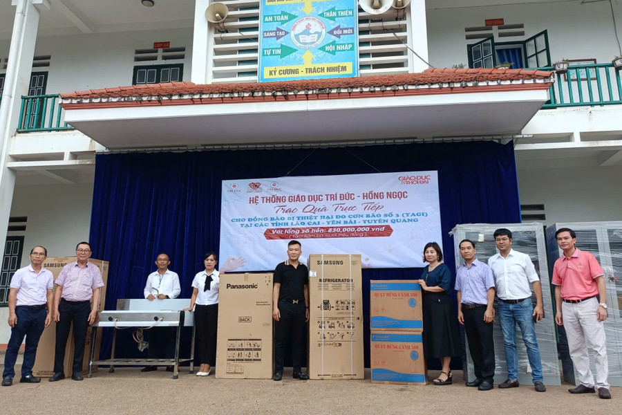 Đoàn cũng đã trao tặng nhiều thiết bị và dụng cụ dạy học cho Trường PTDTBT Tiểu học Thượng Hà. z5889825402883-e938c2c699dc794df8770bdd159ce421-8841.jpg