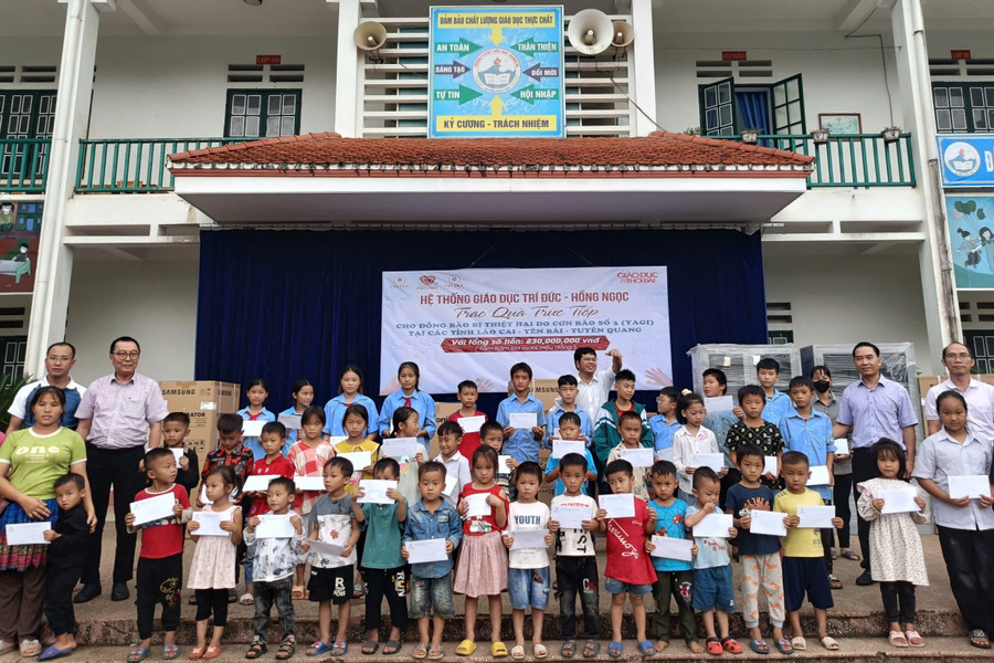 ...và học sinh tại huyện Bảo Yên (Lào Cai). 122-8503.jpg