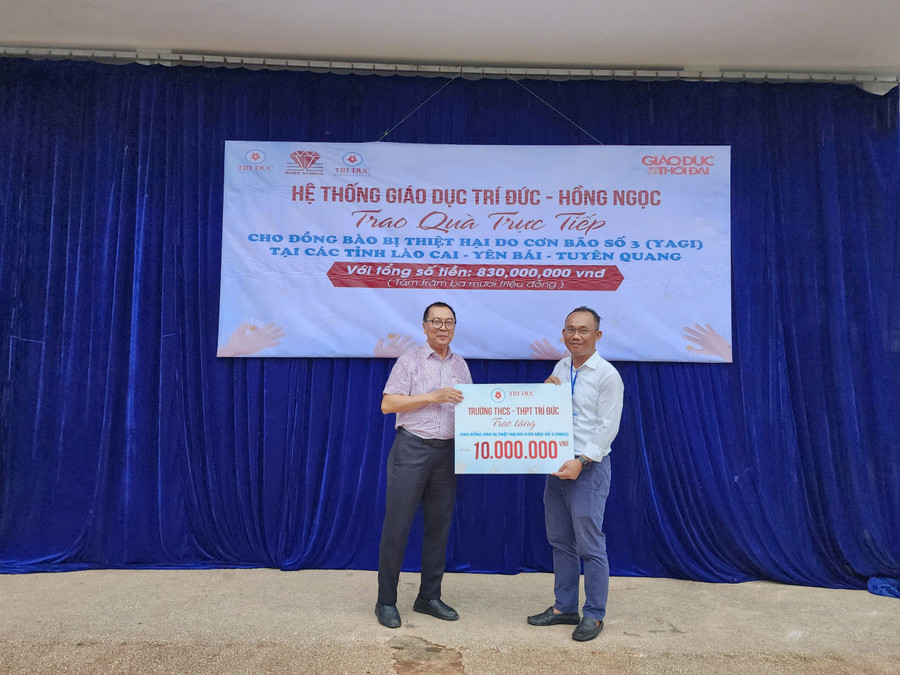 Trao thêm 10 triệu đồng giúp thầy trò Trường PTDTBT Tiểu học Thượng Hà có thêm điều kiện học tập, sinh hoạt khi tình hình mưa lũ đang còn tiếp diễn. 10tr-1991.jpg