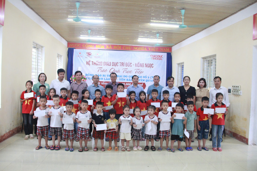 Nhiều phần quà dành cho các em học sinh Trường Tiểu học Báo Đáp (xã Báo Đáp, huyện Trấn Yên, Yên Bái). yb-2250.jpg