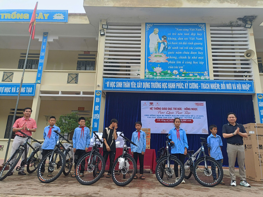 Những chiếc xe đạp giúp các em học sinh "rút ngắn" con đường tới trường. z5889825369116-fd490f4af4542af84dd55a0b64338c43-7055.jpg