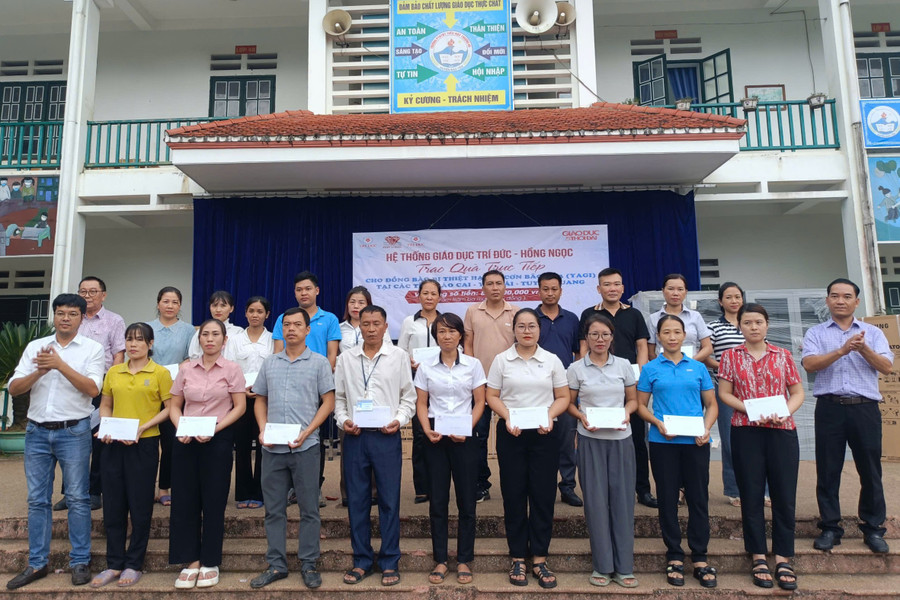 Chia sẻ những khó khăn, thiệt hại cùng thầy cô... 12-8717.jpg