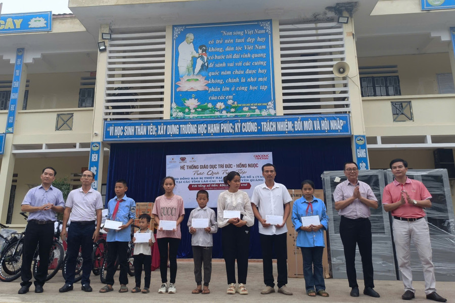 Hệ thống Giáo dục Trí Đức - Hồng Ngọc đã trao tặng tổng giá trị tiền mặt và hiện vật là 313,8 triệu đồng. z5889825385000-b81bcb72f9d577b20553b52f5b8d7aaf-1695.jpg