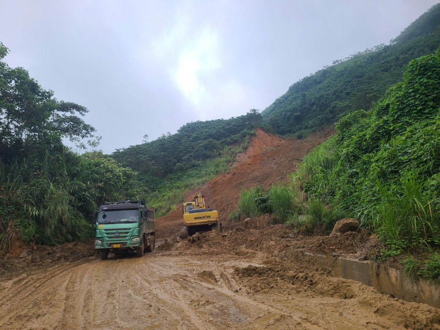 Hành trình trên đường đi của Đoàn cứu trợ gặp không ít khó khăn và nguy hiểm rình rập khi có quá nhiều điểm sạt lở, ngập úng. 4-3929.jpg