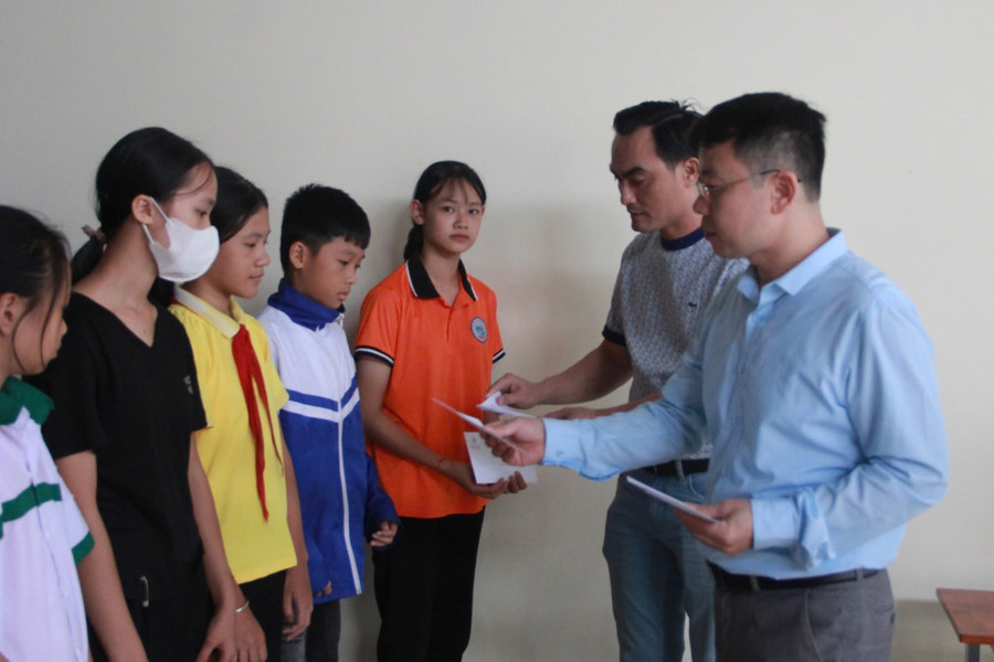 Đại diện Hệ thống Giáo dục Trí Đức - Hồng Ngọc mong muốn quý phụ huynh, các em học sinh cũng như thầy cô giáo... tq-5521.jpg