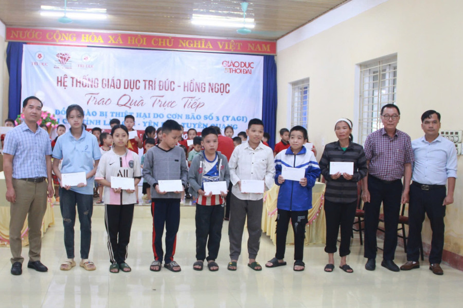 Thầy Nguyễn Thanh Thống – Hiệu trưởng trường THCS & THPT Trí Đức (đứng thứ hai từ phải qua) trao quà cho học sinh và Nhân dân bị thiệt hại nặng nề do bão lũ. 3-231.jpg