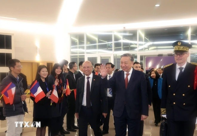 Lễ tiễn Tổng Bí thư, Chủ tịch nước Tô Lâm tại Sân bay Orly, thủ đô Paris. (Ảnh: Trí Dũng/TTXVN) tbt-01-7596.jpg