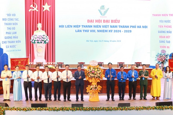 Đồng chí Nguyễn Văn Phong, Phó Bí thư Thành ủy Hà Nội cùng các đại biểu tặng hoa chúc mừng Đại hội đại biểu Hội LHTN Việt Nam TP Hà Nội lần thứ VIII, nhiệm kỳ 2024 - 2029