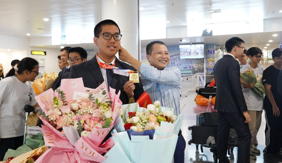 but-pha-ngoan-muc-cua-cap-doi-vang-mon-tin-5-1527.jpg