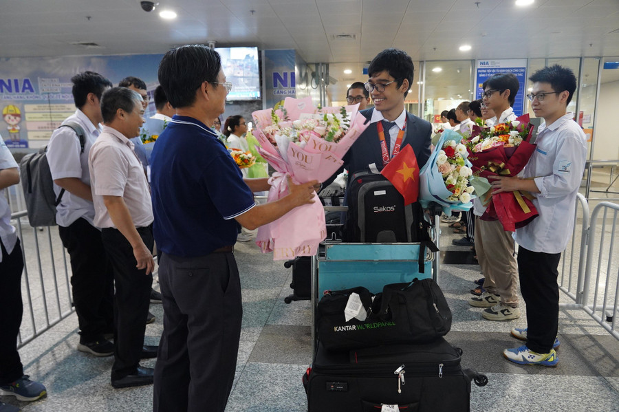 but-pha-ngoan-muc-cua-cap-doi-vang-mon-tin-2-920.jpg