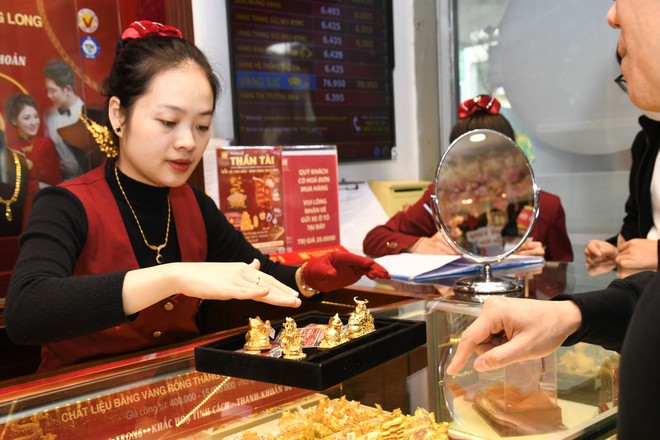 Người dân gặp khó khăn khi mua vàng cả ở kênh trực tiếp lẫn online
