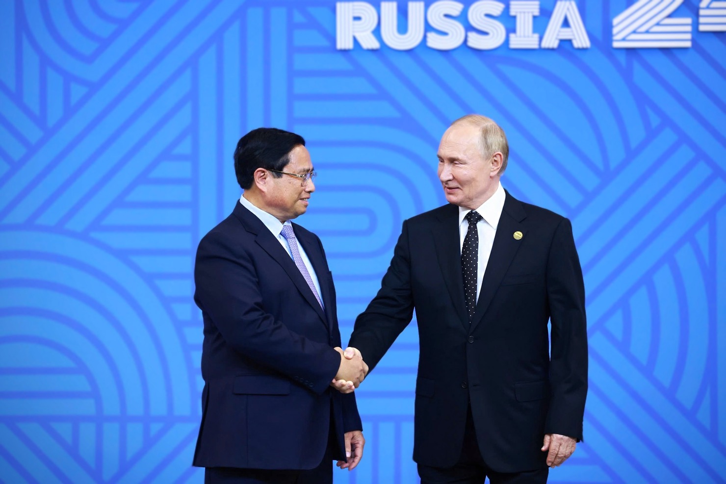 Tổng thống Liên bang Nga Vladimir Putin, Chủ tịch Nhóm BRICS năm 2024 đón Thủ tướng Phạm Minh Chính. Ảnh: VGP/Nhật Bắc  