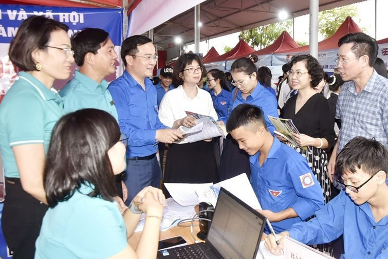 Đoàn viên, thanh niên được các doanh nghiệp thông tin, tư vấn và giới thiệu việc làm.