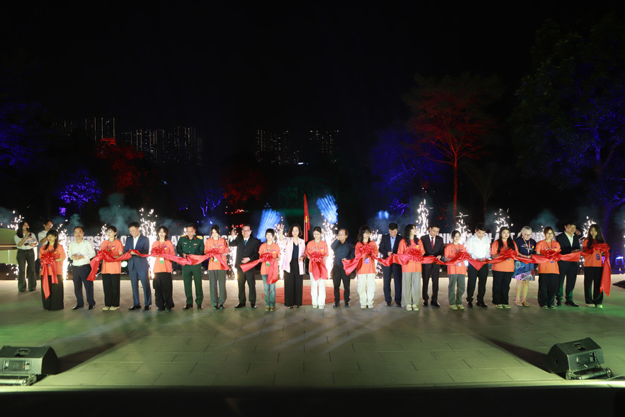 Các đại biểu thực hiện nghi thức cắt băng khai mạc triển lãm thành tựu 75 năm thành lập Trường ĐH Mỹ thuật công nghiệp và kết quả workshop Hanoi Art Connecting năm 2024. 1.jpg