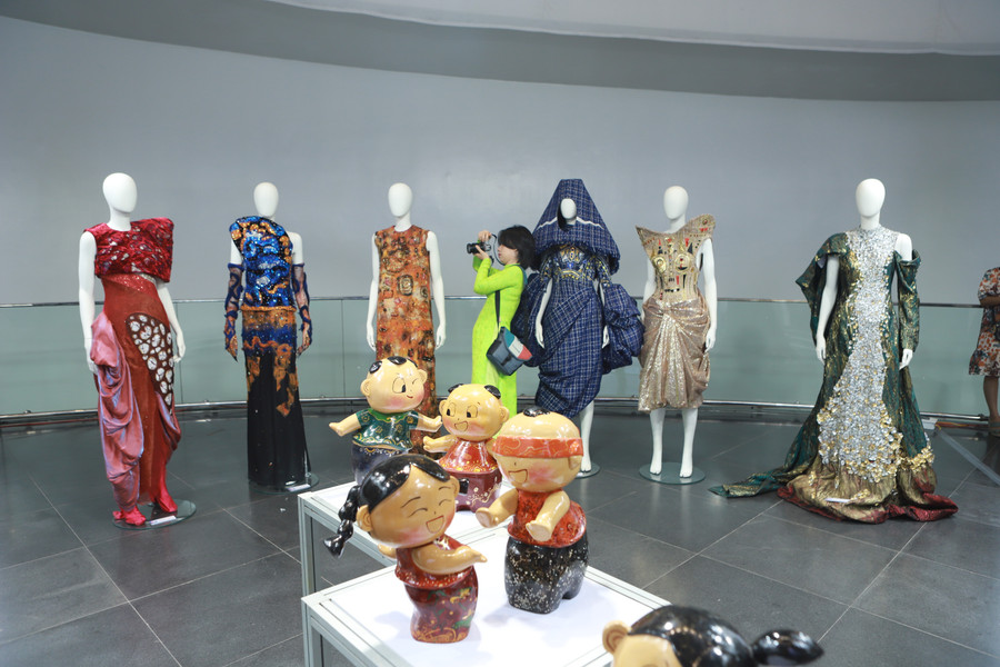 Nhiều tác phẩm nghệ thuật ở các lĩnh vực được trưng bày tại triển lãm để phục vụ công chúng. 5.jpg