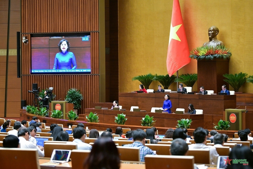 Thống đốc Nguyễn Thị Hồng báo cáo một số vấn đề liên quan đến các nội dung chất vấn.