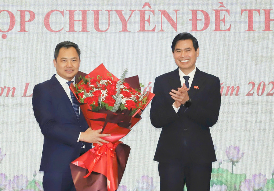Ông Hoàng Quốc Khánh, Bí thư Tỉnh uỷ Sơn La tặng hoa chúc mừng ông Nguyễn Đình Việt.