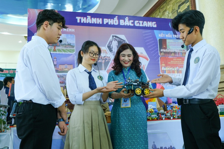 Hình ảnh tại cuộc thi KHKT năm học 2023 - 2024.