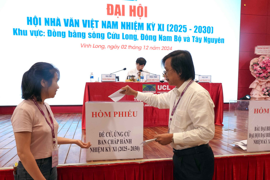 3-dai-bieu-bo-phieu-gioi-thieu-nhan-su-ban-chap-hanh-cac-chuc-danh-chu-chot-chu-tich-pho-chu-tich-hoi-nha-van-viet-nam-khoa-xi-nhiem-ky-2025-2030-va-bau-dai-bieu-tham-du-dai-hoi-toan-quoc-8343.jpg