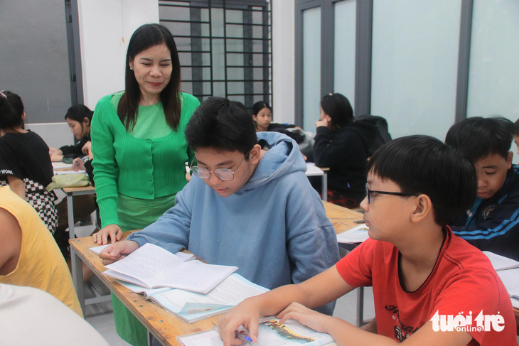 Cô giáo 25 năm tận tụy cùng học trò nghèo - Ảnh 1.
