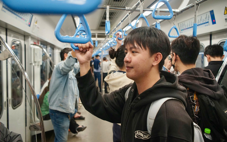 Metro đã chạy, mong hình thành văn hóa đi bộ đến metro - Ảnh 2.
