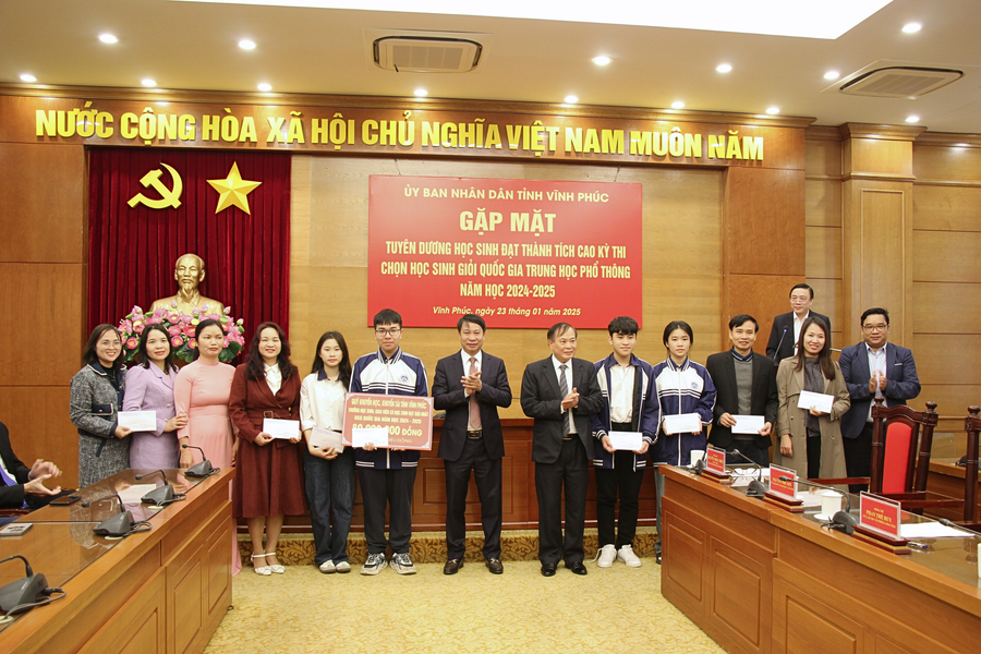 Lãnh đạo tỉnh Vĩnh Phúc cùng lãnh đạo Hội - Quỹ Khuyến học, Quỹ Khuyến tài tỉnh khen thưởng giáo viên hướng dẫn và học sinh đạt giải Nhất. khen2.png