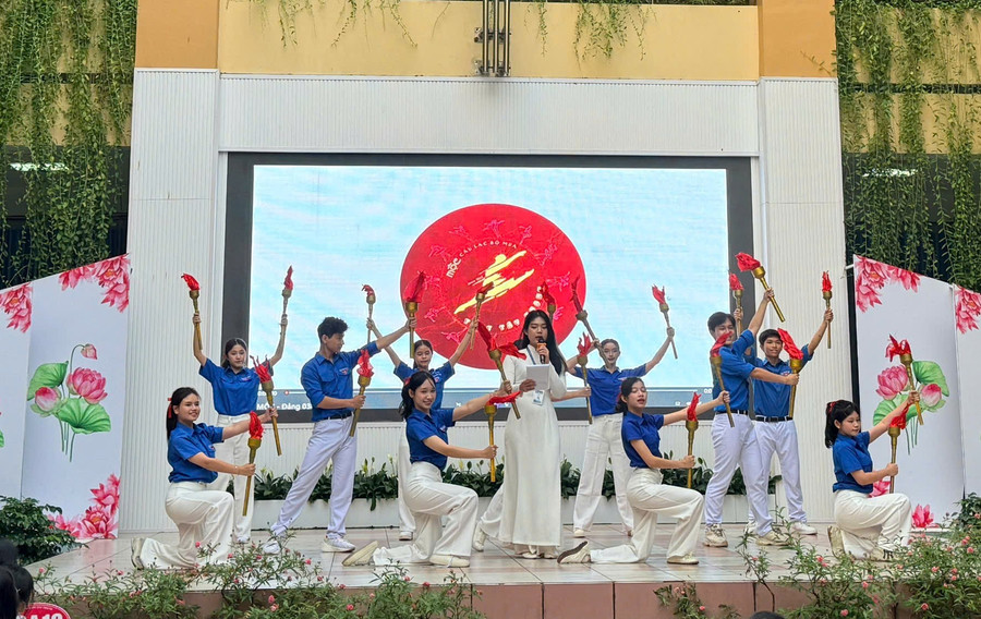 Trong không khí trang trọng của buổi Lễ chào cờ đầu tuần cũng là buổi học đầu tiên sau kỳ nghỉ Tết Nguyên đán Ất Tỵ, Trường THPT Tây Thạnh (quận Tân Phú) tổ chức Kỷ niệm 95 năm Ngày thành lập Đảng Cộng sản Việt Nam. truong-hoc-chao-mung-95-nam-ngay-thanh-lap-dang-cong-san-viet-nam-1.jpg