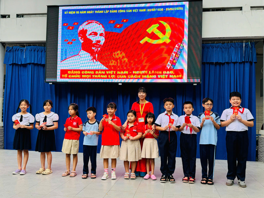 Học sinh Trường Tiểu học Lê Văn Việt (TP Thủ Đức) vui mừng nhận lì xì trong ngày đến trường đầu tiên của năm mới. truong-hoc-chao-mung-95-nam-ngay-thanh-lap-dang-cong-san-viet-nam-6.jpg
