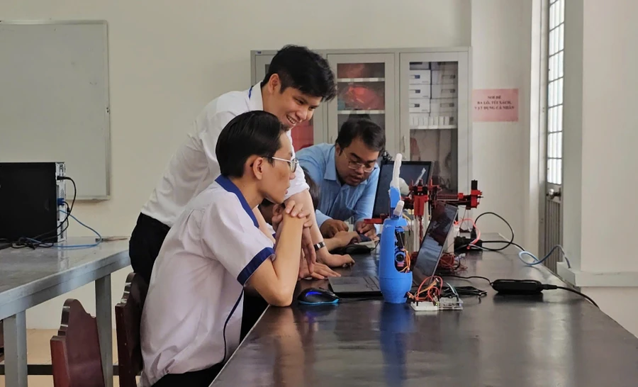 Sinh viên Trường Đại học Kỹ thuật - Công nghệ Cần Thơ trong giờ thực hành. Ảnh: Q. Ngữ