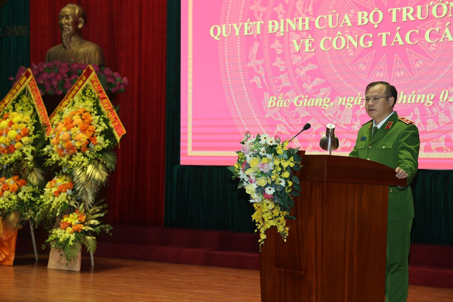 Trung tướng Nguyễn Văn Long, Thứ trưởng Bộ Công an phát biểu, giao nhiệm vụ cho tân Giám đốc Công an tỉnh Bắc Giang. bo-cong-an-3.jpg