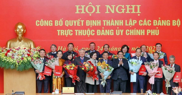 Thủ tướng Phạm Minh Chính trao Quyết định thành lập 15 đảng bộ trực thuộc Đảng uỷ Chính phủ. Ảnh: VGP/Nhật Bắc