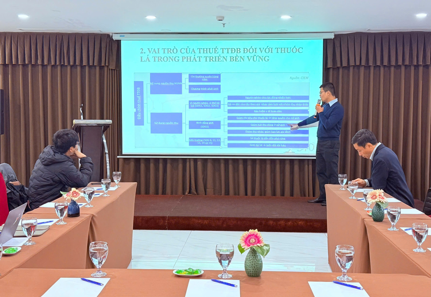 Các chuyên gia trình bày tham luận tại buổi Thảo luận.