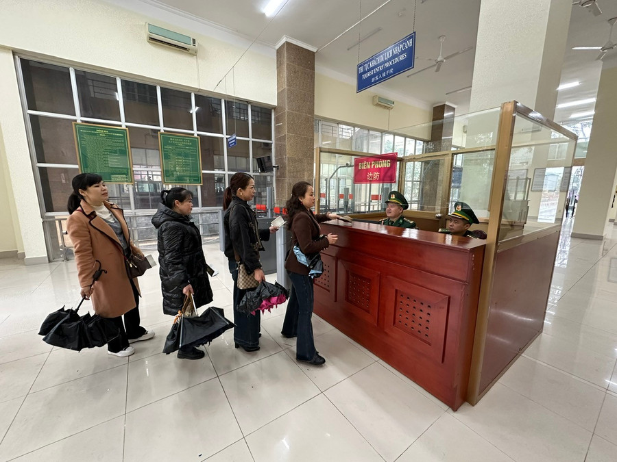 Nhóm cư dân làm thủ tục nhập cảnh vào Việt Nam. anh-2.jpg