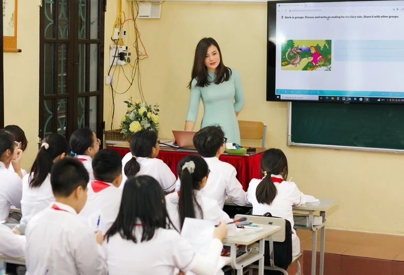Một giờ học của cô trò Trường THCS Trần Đăng Ninh, TP Nam Định, tỉnh Nam Định có sự hỗ trợ của công nghệ.