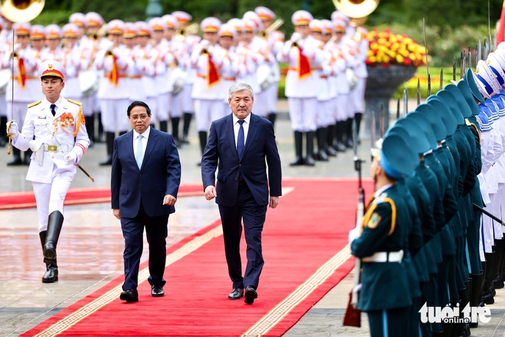 Thủ tướng Phạm Minh Chính đón và hội đàm với Thủ tướng Kyrgyzstan - Ảnh 1.