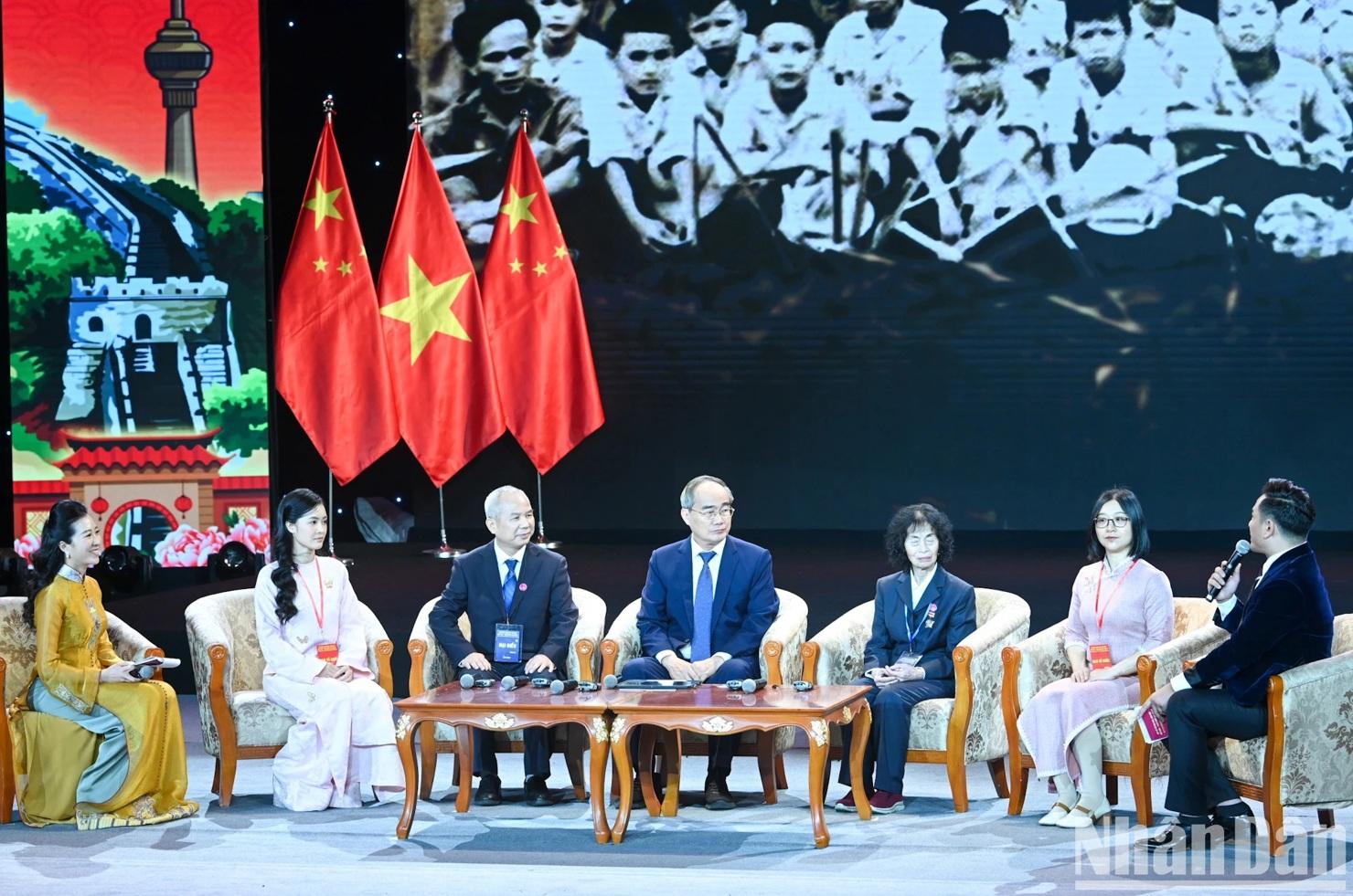 Các đồng chí lão thành, nhân sĩ hữu nghị Trung Quốc và các bạn sinh viên hai nước chia sẻ, cùng ôn lại những kỷ niệm sâu sắc, tình cảm tốt đẹp trong thời gian học tập, làm việc tại Trung Quốc, Việt Nam - Ảnh: Báo Nhân dân