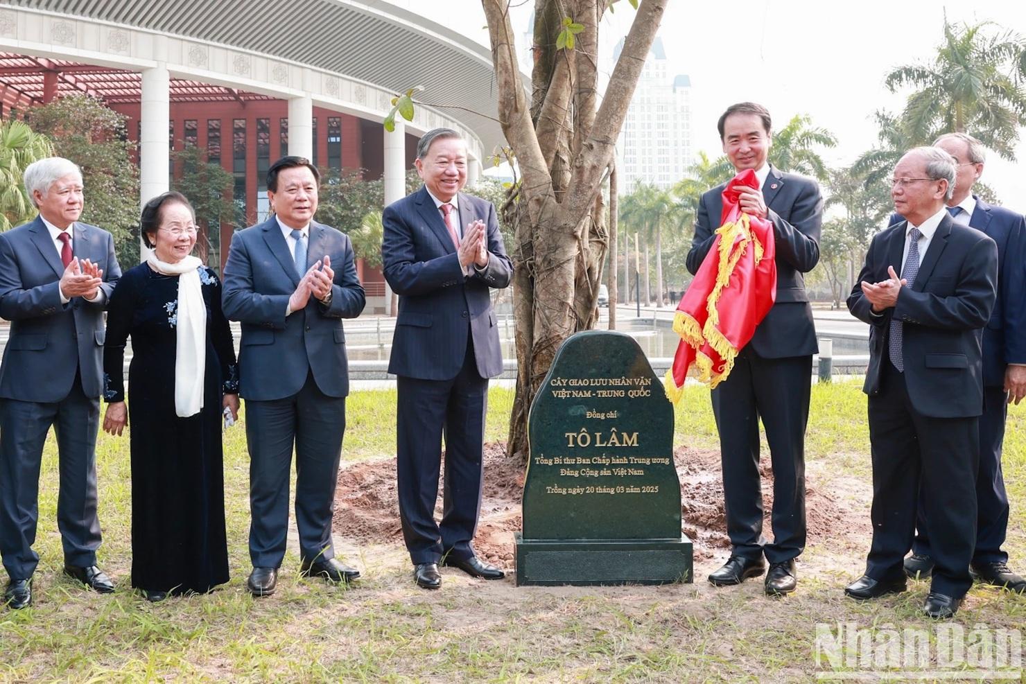 Tổng Bí thư cùng các đồng chí lãnh đạo, nguyên lãnh đạo Đảng, Nhà nước, Đại sứ Trung Quốc tại Việt Nam trồng cây “Giao lưu nhân văn Việt-Trung” - Ảnh: Báo Nhân dân