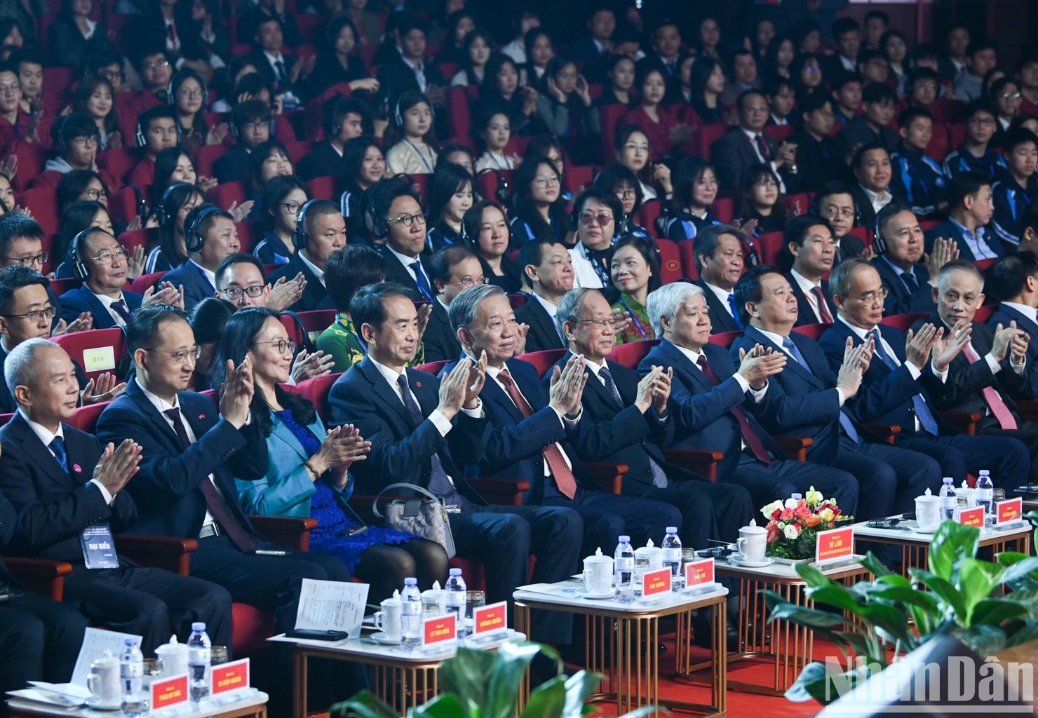 Các đại biểu dự Chương trình “Gặp gỡ lưu học sinh, sinh viên Việt Nam-Trung Quốc các thời kỳ” - Ảnh: Báo Nhân dân