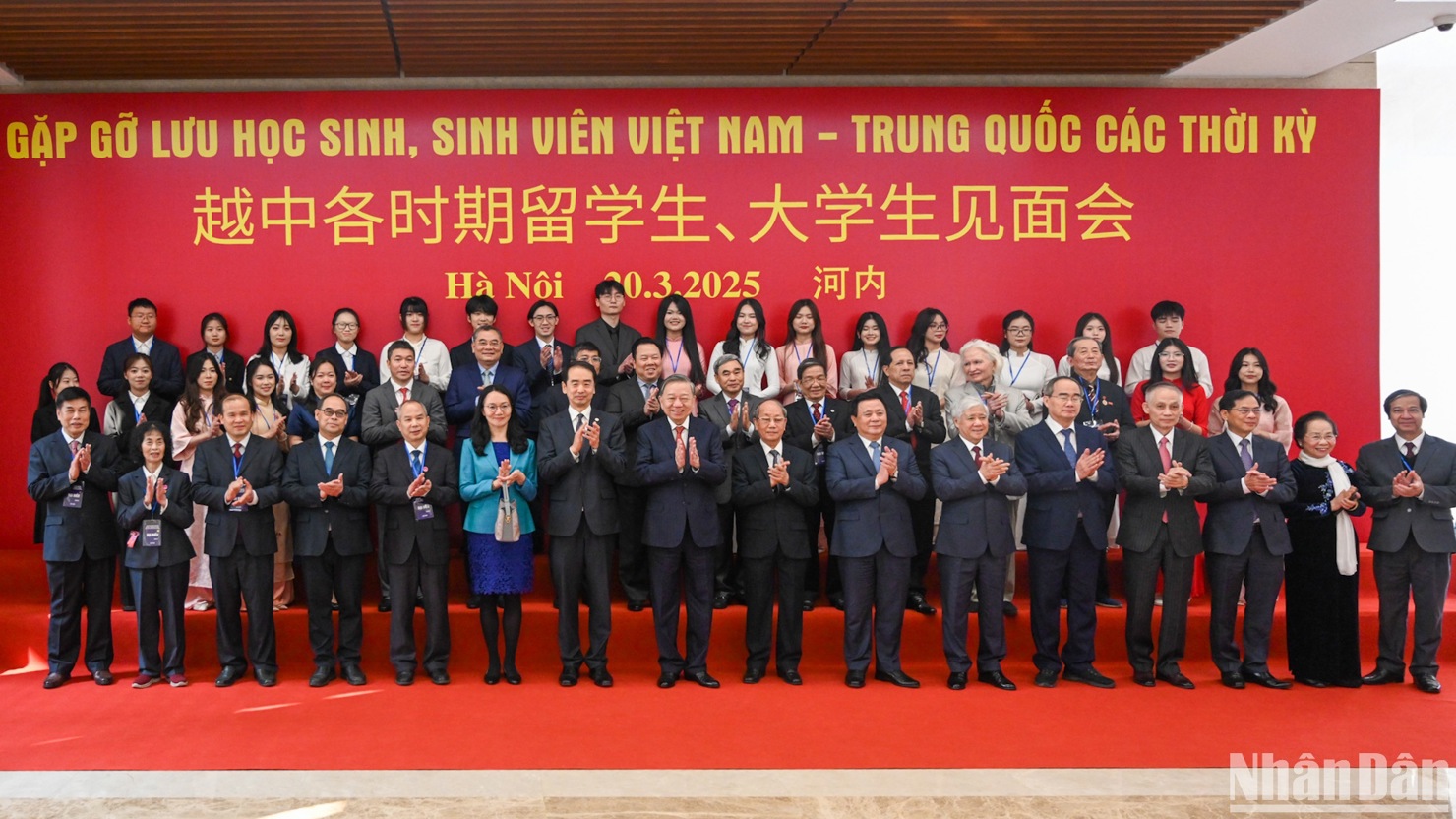 Tổng Bí thư chụp ảnh lưu niệm với các đại biểu dự Chương trình - Ảnh: Báo Nhân dân